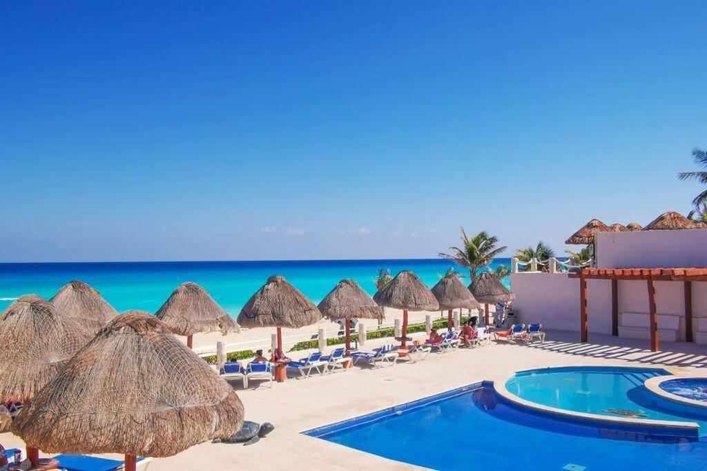 Villa Aurora Beautiful Beachfront Apartment Cancún Exteriör bild