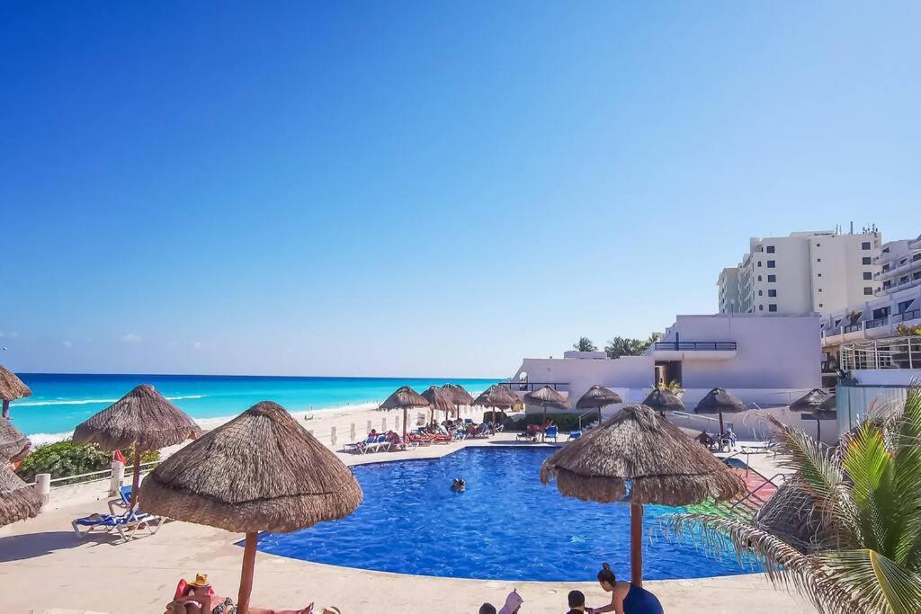 Villa Aurora Beautiful Beachfront Apartment Cancún Exteriör bild